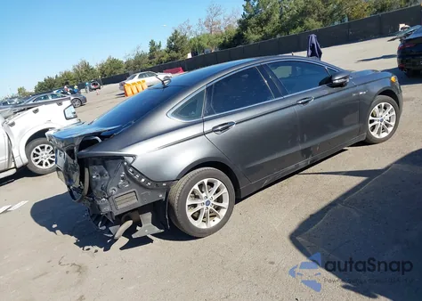 2019 Ford Fusion Energi Titanium z USA, uszkodzony, nr VIN 3FA6P0SU8KR103925